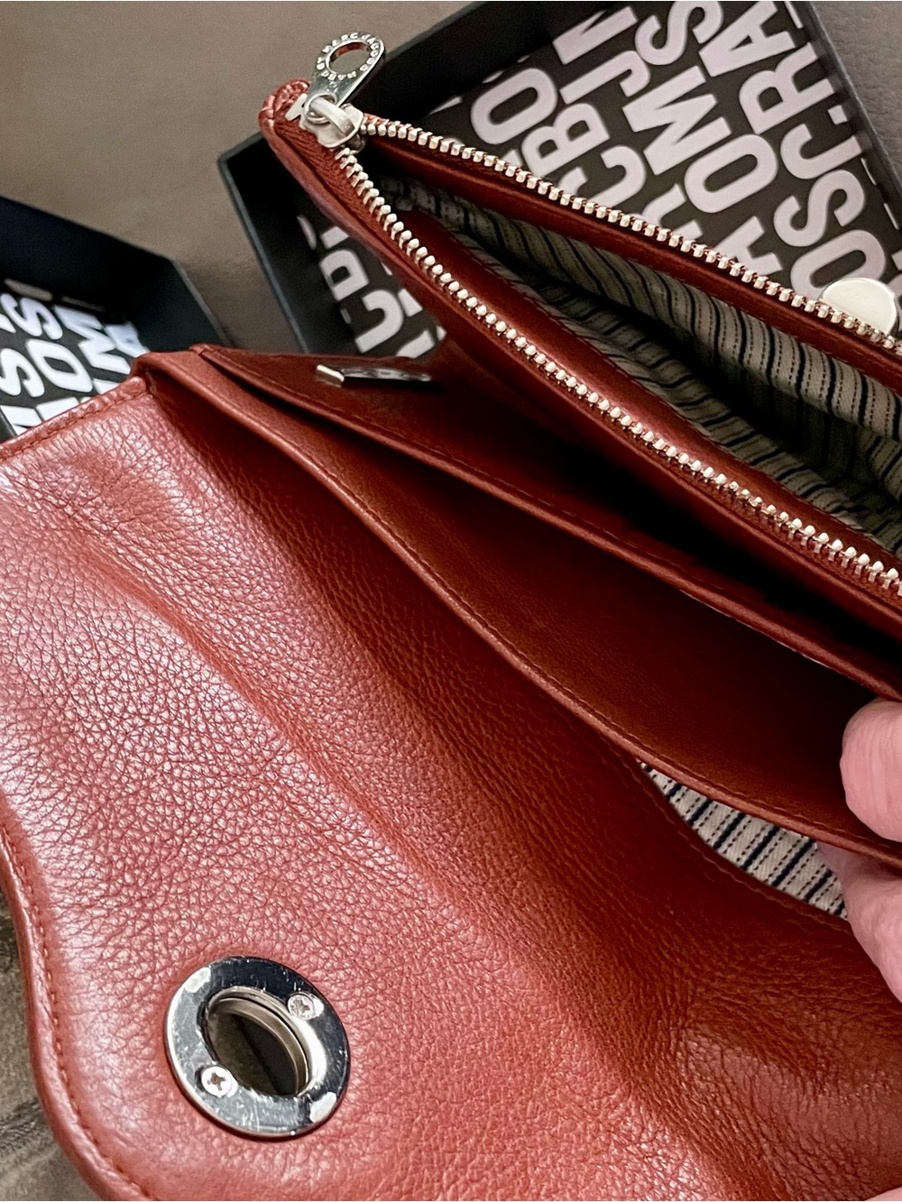 Marc By Marc Jacobs Rust Red Leather Turnlock wallet/clutch. - Picture 4 of 4